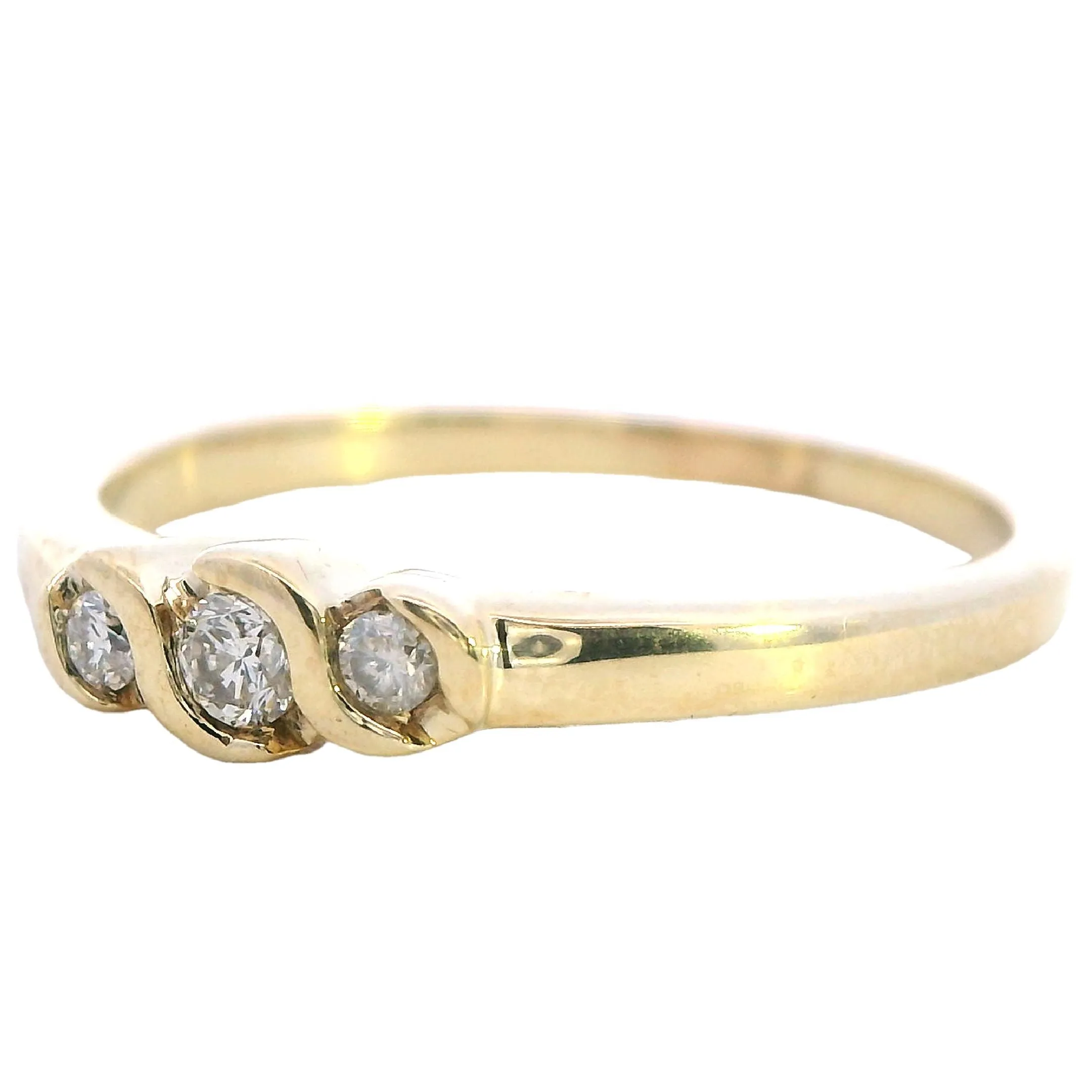 Elegant Yellow Gold Diamond Ring - Perfect for Engagement or Eternity
